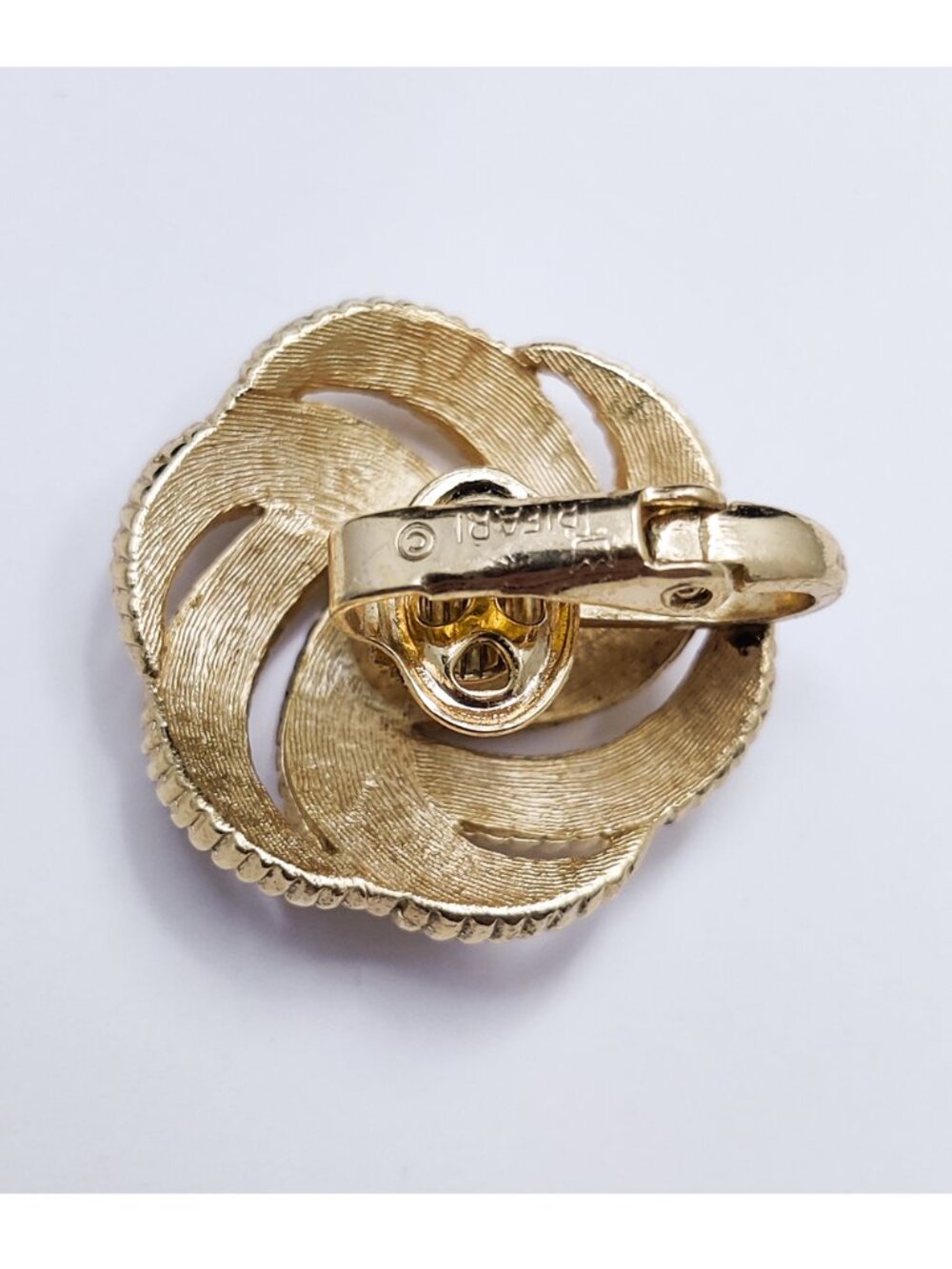 Vintage 1950-60s Signed Crown Trifari Gold Plated Weave Knot Earrings Clip On - Picture 4 of 4